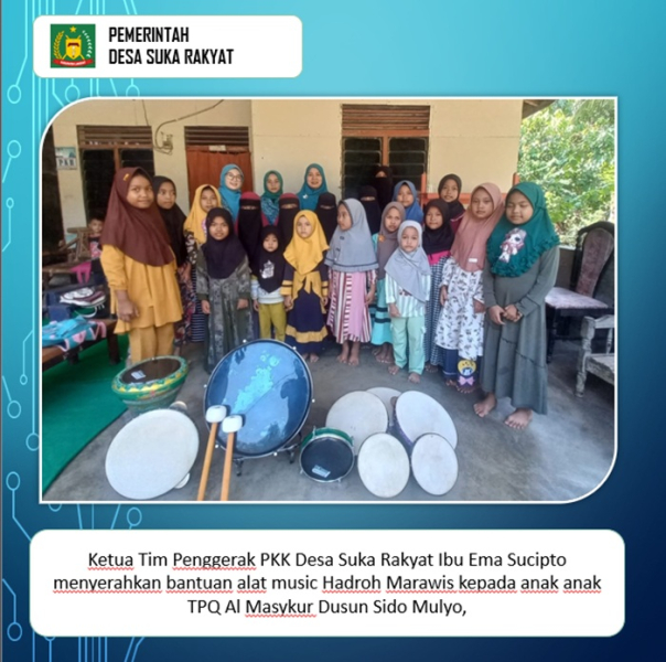 Ketua Tim Penggerak PKK bersama Pemerintah Desa Suka Rakyat serahkan bantuan Alat Musik Hadroh Marawis kepada Anak-Anak TPQ Al-Masykur.